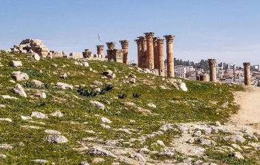 Güneşli bir günde Jerash Ürdün'de Roma arkeoloji kalır.