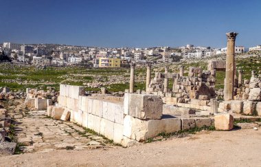 Güneşli bir günde Jerash Ürdün'de Roma arkeoloji kalır.