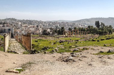 Güneşli bir günde Jerash Ürdün'de Roma arkeoloji kalır.