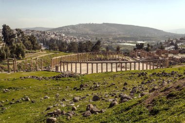 Güneşli bir günde Jerash Ürdün'de Roma arkeoloji kalır.