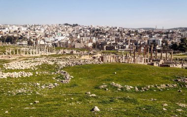 Güneşli bir günde Jerash Ürdün'de Roma arkeoloji kalır.