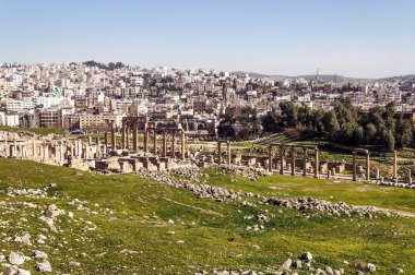 Güneşli bir günde Jerash Ürdün'de Roma arkeoloji kalır.