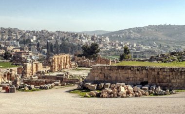 Güneşli bir günde Jerash Ürdün'de Roma arkeoloji kalır.