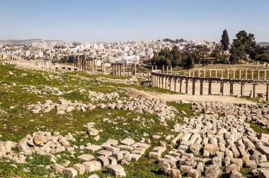Güneşli bir günde Jerash Ürdün'de Roma arkeoloji kalır.