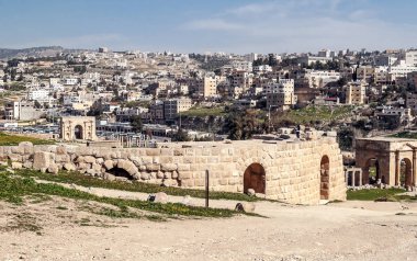 : Jerash, Jordan-Şubat 2015. Güneşli bir günde Jerash Ürdün'de Roma arkeolojik kalıntıları.