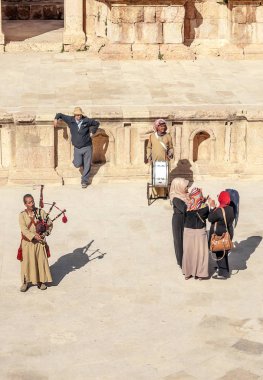 : Jerash, Jordan-Şubat 2015. Güneşli bir günde Jerash Ürdün'de Roma arkeolojik kalıntıları.