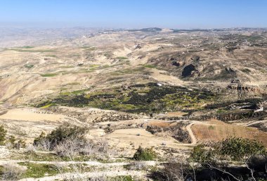 Güneşli bir günde Ürdün 'de Nebo Dağı. Nebo Dağı bugün batı Ürdün 'de 817 metre yükseklikte yer almaktadır..