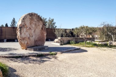Güneşli bir günde Ürdün 'de Nebo Dağı. Nebo Dağı bugün batı Ürdün 'de 817 metre yükseklikte yer almaktadır..
