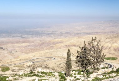 Güneşli bir günde Ürdün 'de Nebo Dağı. Nebo Dağı bugün batı Ürdün 'de 817 metre yükseklikte yer almaktadır..