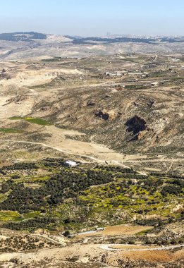 Güneşli bir günde Ürdün 'de Nebo Dağı. Nebo Dağı bugün batı Ürdün 'de 817 metre yükseklikte yer almaktadır..