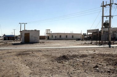 Shobak, Ürdün-Şubat 2015. Anonim insanlar Shobak Ürdün, sokaklarında güneşli bir günde yürüyüş.