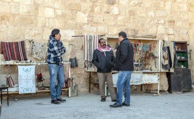 Shobak, Ürdün-Şubat 2015. Anonim insanlar Shobak Ürdün, sokaklarında güneşli bir günde yürüyüş.