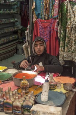 : Jerash, Jordan-Şubat 2015. Kişi katılıyor: Jerash, Jordan bir pazarda bir mağaza.