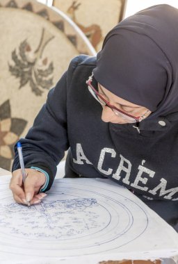 Mount Nebo, Ürdün-Şubat 2015. Bir çömlek atölyesinde çalışan örtü ile Arap kadınları.