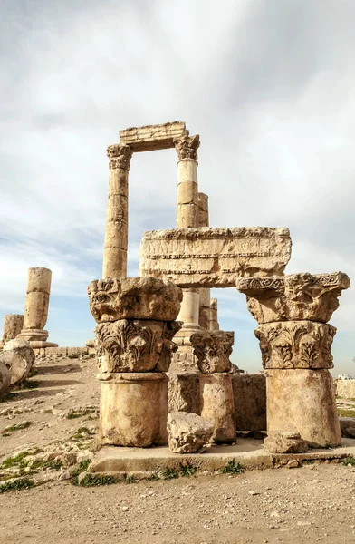 在阴天 罗马考古遗址在约旦首都安曼 — 图库照片