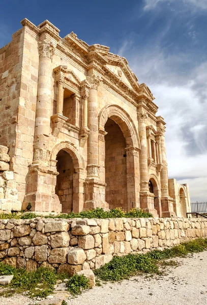Güneşli bir günde Jerash Ürdün'de Roma arkeoloji kalır.