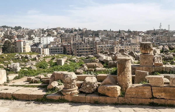 Güneşli bir günde Jerash Ürdün'de Roma arkeoloji kalır.