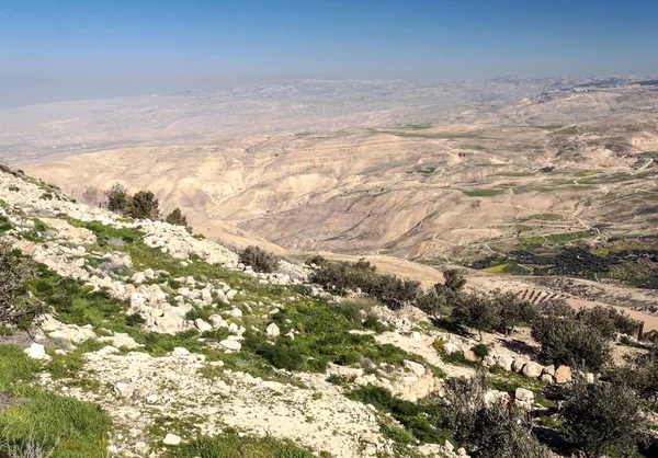 Güneşli bir günde Ürdün 'de Nebo Dağı. Nebo Dağı bugün batı Ürdün 'de 817 metre yükseklikte yer almaktadır..