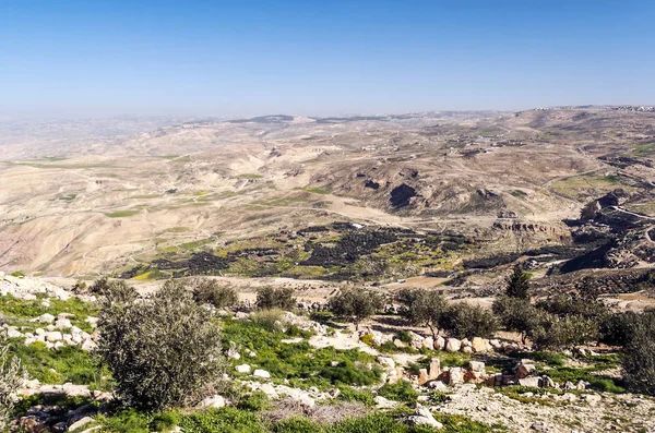Güneşli bir günde Ürdün 'de Nebo Dağı. Nebo Dağı bugün batı Ürdün 'de 817 metre yükseklikte yer almaktadır..