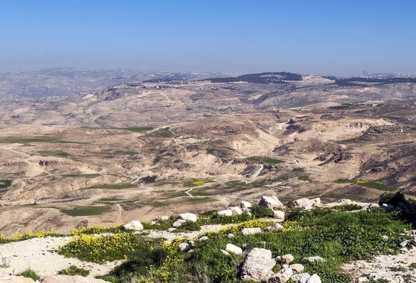Güneşli bir günde Ürdün 'de Nebo Dağı. Nebo Dağı bugün batı Ürdün 'de 817 metre yükseklikte yer almaktadır..