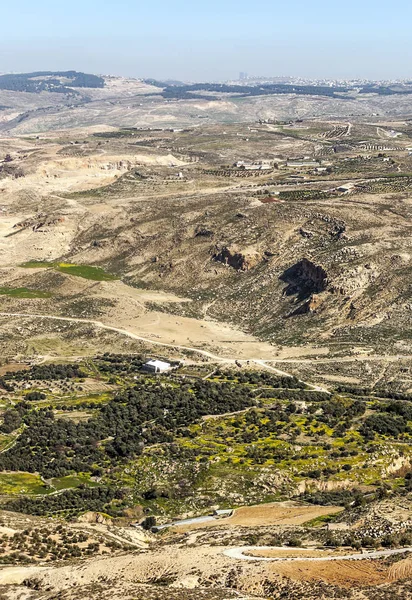晴れた日にヨルダンのネボ山 ネボ山は今日ヨルダン西部に位置する817メートルのピークです — ストック写真