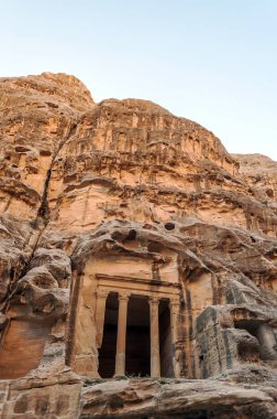 Ürdün'de Petra antik şehir kalıntıları. Petra, Jordan ve kimin nüfusu Raqmu olarak adlandırılan antik Nabatean Krallığı ' nın başkenti önemli bir arkeolojik sitedir. Petra taş ile inşa ama kelimenin tam anlamıyla, kazılan bir şehir değildir ve 