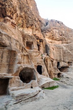 Ürdün'de Petra antik şehir kalıntıları. Petra, Jordan ve kimin nüfusu Raqmu olarak adlandırılan antik Nabatean Krallığı ' nın başkenti önemli bir arkeolojik sitedir. Petra taş ile inşa ama kelimenin tam anlamıyla, kazılan bir şehir değildir ve 