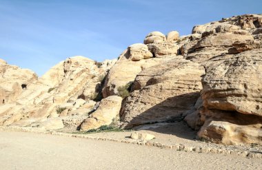 Ürdün'de Petra antik şehir kalıntıları. Petra, Jordan ve kimin nüfusu Raqmu olarak adlandırılan antik Nabatean Krallığı ' nın başkenti önemli bir arkeolojik sitedir. Petra taş ile inşa ama kelimenin tam anlamıyla, kazılan bir şehir değildir ve 