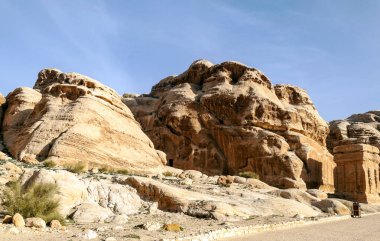 Ürdün'de Petra antik şehir kalıntıları. Petra, Jordan ve kimin nüfusu Raqmu olarak adlandırılan antik Nabatean Krallığı ' nın başkenti önemli bir arkeolojik sitedir. Petra taş ile inşa ama kelimenin tam anlamıyla, kazılan bir şehir değildir ve 