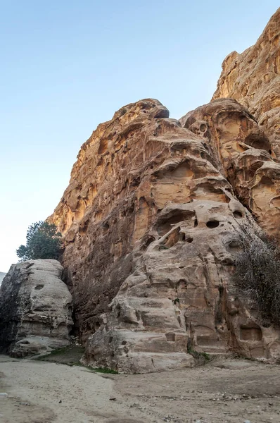 ヨルダンのペトラの古代都市の遺跡 ペトラは ヨルダンと住民はそれに Raqmu と呼ばれる古代のナバティーン王国の首都の重要な考古学的なサイトです ペトラは石で構築された 文字通り 出土した街でないと — ストック写真