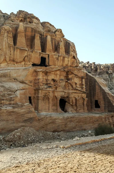 ヨルダンのペトラの古代都市の遺跡 ペトラは ヨルダンと住民はそれに Raqmu と呼ばれる古代のナバティーン王国の首都の重要な考古学的なサイトです ペトラは石で構築された 文字通り 出土した街でないと — ストック写真