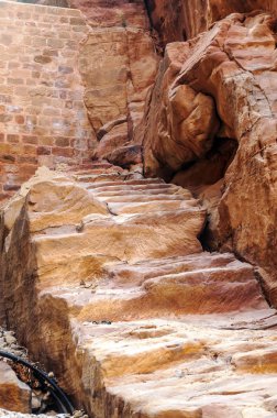 Ürdün'de Petra antik şehir kalıntıları. Petra, Jordan ve kimin nüfusu Raqmu olarak adlandırılan antik Nabatean Krallığı ' nın başkenti önemli bir arkeolojik sitedir. Petra taş ile inşa ama kelimenin tam anlamıyla, kazılan bir şehir değildir ve 