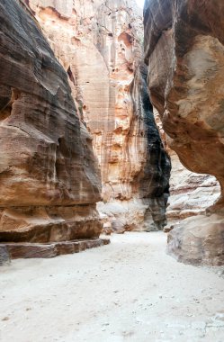 Ürdün'de Petra antik şehir kalıntıları. Petra, Jordan ve kimin nüfusu Raqmu olarak adlandırılan antik Nabatean Krallığı ' nın başkenti önemli bir arkeolojik sitedir. Petra taş ile inşa ama kelimenin tam anlamıyla, kazılan bir şehir değildir ve 