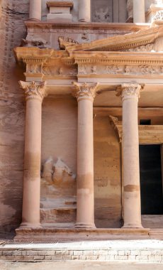 Ürdün'de Petra antik şehir kalıntıları. Petra, Jordan ve kimin nüfusu Raqmu olarak adlandırılan antik Nabatean Krallığı ' nın başkenti önemli bir arkeolojik sitedir. Petra taş ile inşa ama kelimenin tam anlamıyla, kazılan bir şehir değildir ve 