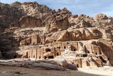 Ürdün'de Petra antik şehir kalıntıları. Petra, Jordan ve kimin nüfusu Raqmu olarak adlandırılan antik Nabatean Krallığı ' nın başkenti önemli bir arkeolojik sitedir. Petra taş ile inşa ama kelimenin tam anlamıyla, kazılan bir şehir değildir ve 