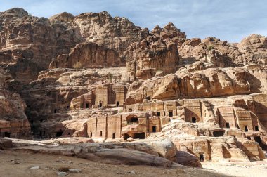 Ürdün'de Petra antik şehir kalıntıları. Petra, Jordan ve kimin nüfusu Raqmu olarak adlandırılan antik Nabatean Krallığı ' nın başkenti önemli bir arkeolojik sitedir. Petra taş ile inşa ama kelimenin tam anlamıyla, kazılan bir şehir değildir ve 