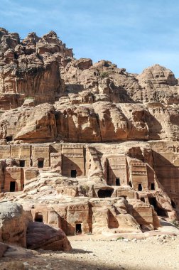 Ürdün'de Petra antik şehir kalıntıları. Petra, Jordan ve kimin nüfusu Raqmu olarak adlandırılan antik Nabatean Krallığı ' nın başkenti önemli bir arkeolojik sitedir. Petra taş ile inşa ama kelimenin tam anlamıyla, kazılan bir şehir değildir ve 