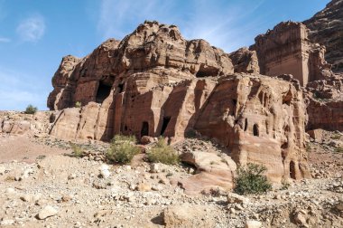 Ürdün'de Petra antik şehir kalıntıları. Petra, Jordan ve kimin nüfusu Raqmu olarak adlandırılan antik Nabatean Krallığı ' nın başkenti önemli bir arkeolojik sitedir. Petra taş ile inşa ama kelimenin tam anlamıyla, kazılan bir şehir değildir ve 
