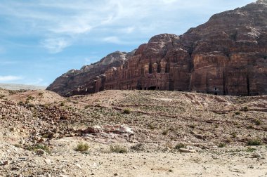 Ürdün'de Petra antik şehir kalıntıları. Petra, Jordan ve kimin nüfusu Raqmu olarak adlandırılan antik Nabatean Krallığı ' nın başkenti önemli bir arkeolojik sitedir. Petra taş ile inşa ama kelimenin tam anlamıyla, kazılan bir şehir değildir ve 