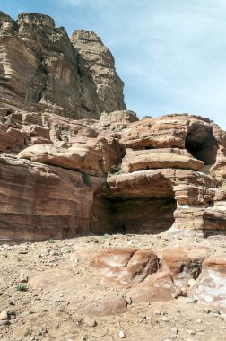 Ürdün'de Petra antik şehir kalıntıları. Petra, Jordan ve kimin nüfusu Raqmu olarak adlandırılan antik Nabatean Krallığı ' nın başkenti önemli bir arkeolojik sitedir. Petra taş ile inşa ama kelimenin tam anlamıyla, kazılan bir şehir değildir ve 