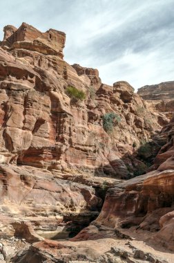 Ürdün'de Petra antik şehir kalıntıları. Petra, Jordan ve kimin nüfusu Raqmu olarak adlandırılan antik Nabatean Krallığı ' nın başkenti önemli bir arkeolojik sitedir. Petra taş ile inşa ama kelimenin tam anlamıyla, kazılan bir şehir değildir ve 