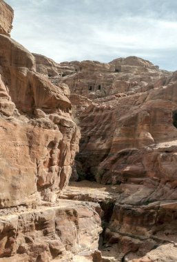 Ürdün'de Petra antik şehir kalıntıları. Petra, Jordan ve kimin nüfusu Raqmu olarak adlandırılan antik Nabatean Krallığı ' nın başkenti önemli bir arkeolojik sitedir. Petra taş ile inşa ama kelimenin tam anlamıyla, kazılan bir şehir değildir ve 