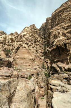 Ürdün'de Petra antik şehir kalıntıları. Petra, Jordan ve kimin nüfusu Raqmu olarak adlandırılan antik Nabatean Krallığı ' nın başkenti önemli bir arkeolojik sitedir. Petra taş ile inşa ama kelimenin tam anlamıyla, kazılan bir şehir değildir ve 