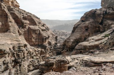 Ürdün'de Petra antik şehir kalıntıları. Petra, Jordan ve kimin nüfusu Raqmu olarak adlandırılan antik Nabatean Krallığı ' nın başkenti önemli bir arkeolojik sitedir. Petra taş ile inşa ama kelimenin tam anlamıyla, kazılan bir şehir değildir ve 