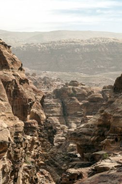 Ürdün'de Petra antik şehir kalıntıları. Petra, Jordan ve kimin nüfusu Raqmu olarak adlandırılan antik Nabatean Krallığı ' nın başkenti önemli bir arkeolojik sitedir. Petra taş ile inşa ama kelimenin tam anlamıyla, kazılan bir şehir değildir ve 