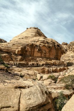 Ürdün'de Petra antik şehir kalıntıları. Petra, Jordan ve kimin nüfusu Raqmu olarak adlandırılan antik Nabatean Krallığı ' nın başkenti önemli bir arkeolojik sitedir. Petra taş ile inşa ama kelimenin tam anlamıyla, kazılan bir şehir değildir ve 