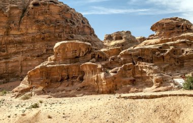Ürdün'de Petra antik şehir kalıntıları. Petra, Jordan ve kimin nüfusu Raqmu olarak adlandırılan antik Nabatean Krallığı ' nın başkenti önemli bir arkeolojik sitedir. Petra taş ile inşa ama kelimenin tam anlamıyla, kazılan bir şehir değildir ve 