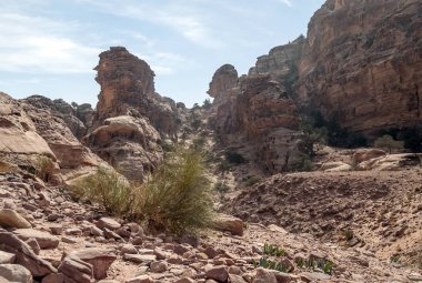 Ürdün'de Petra antik şehir kalıntıları. Petra, Jordan ve kimin nüfusu Raqmu olarak adlandırılan antik Nabatean Krallığı ' nın başkenti önemli bir arkeolojik sitedir. Petra taş ile inşa ama kelimenin tam anlamıyla, kazılan bir şehir değildir ve 