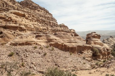 Ürdün'de Petra antik şehir kalıntıları. Petra, Jordan ve kimin nüfusu Raqmu olarak adlandırılan antik Nabatean Krallığı ' nın başkenti önemli bir arkeolojik sitedir. Petra taş ile inşa ama kelimenin tam anlamıyla, kazılan bir şehir değildir ve 