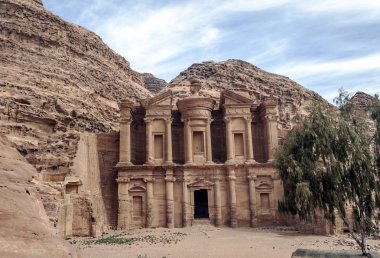 Ürdün'de Petra antik şehir kalıntıları. Petra, Jordan ve kimin nüfusu Raqmu olarak adlandırılan antik Nabatean Krallığı ' nın başkenti önemli bir arkeolojik sitedir. Petra taş ile inşa ama kelimenin tam anlamıyla, kazılan bir şehir değildir ve 